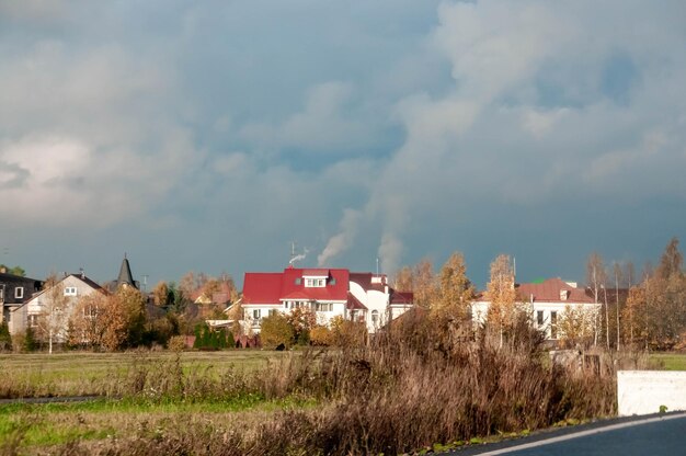 Lente landschapsaanzicht van het dorp vanaf de kant van het veld