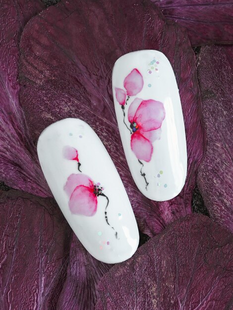 Lente manicure. Tips met lente bloemen aquarel