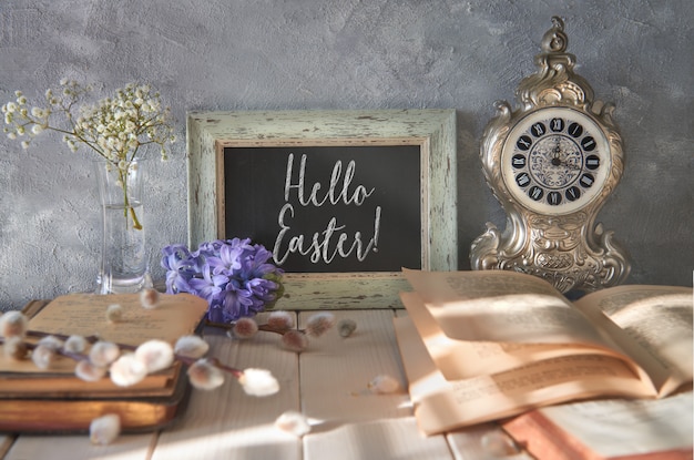 Lente met een open boek, schoolbord met tekst en Lentebloemen