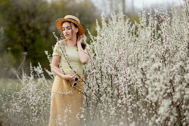 Lente mode meisje buiten portret in bloei Schoonheid Romantische vrouw in bloemen Mooie vrouw genieten van de natuur