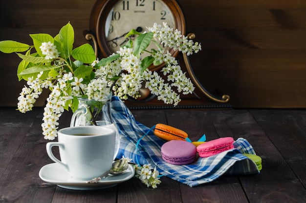 Lente ontbijt met bloemen en bitterkoekjes