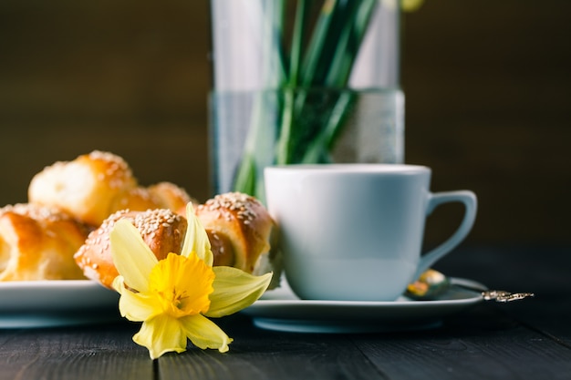 Lente ontbijt met gebak en Lentebloemen