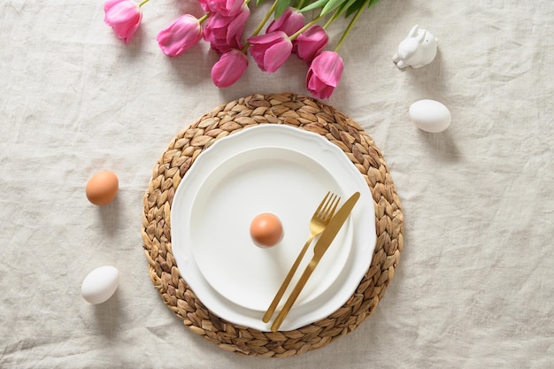 Lente paastafel met biologische eieren roze tulpen