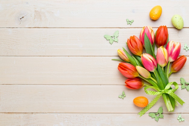 Lente pasen tulpen in emmer op witte vintage achtergrond.