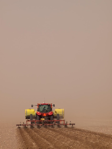 Lente ploegen in zandstorm in de buurt van Alamosa, Colorado.