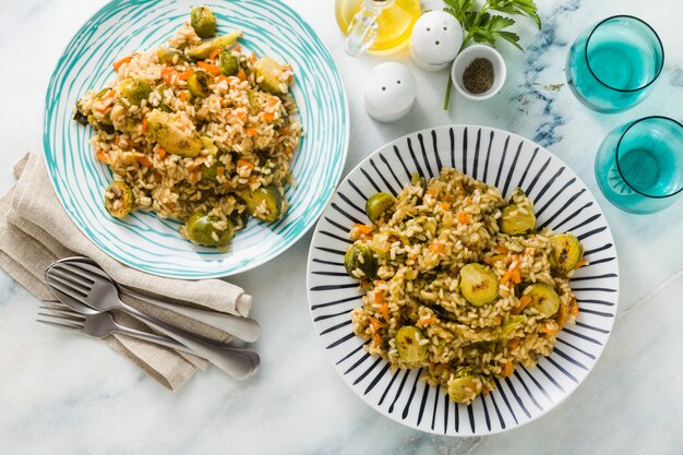 Lente risotto op een marmeren tafel met kruiden en olijfolie
