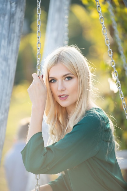 Lente romantisch casual vrouw portret Mooie dame genieten van de zomer buitenshuis Positieve emotie ontspannen en kalm buiten Mooi meisje buiten close-up schoonheid jong vrouwelijk gezicht