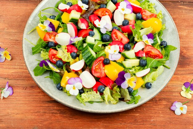 Lente salade met groenten en bloemen