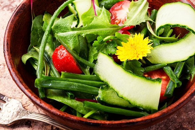 Lente salade met paardebloemen