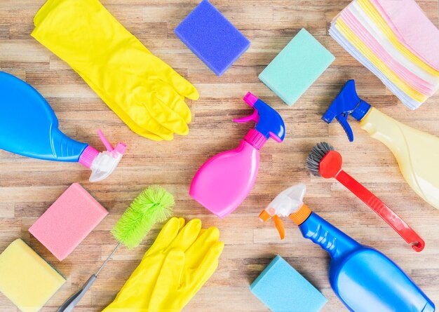 Lente schoonmaak concept kleurrijke sprays flessen en rubbers patroon