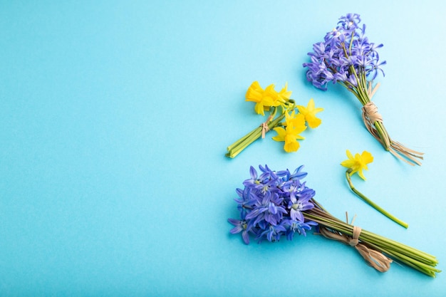 Lente sneeuwklokje bloemen bluebells narcissus op blauwe pastel achtergrond zijaanzicht kopie ruimte