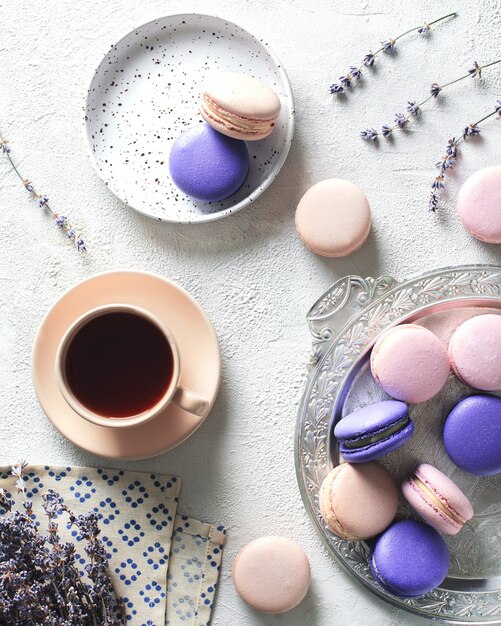 Lente stemming met kleur bitterkoekjes kopje koffie en bloemen over witte textuur, bovenaanzicht