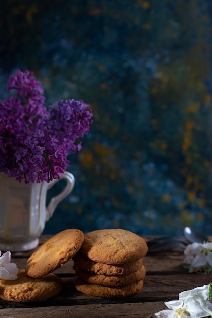 Lente stilleven van koekjes met bloemen op een abstracte achtergrond in een rustieke stijl