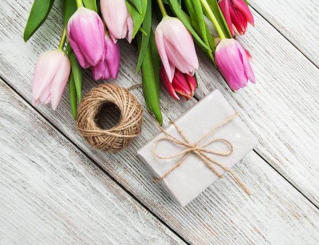 Lente tulpen bloemen en geschenkdoos