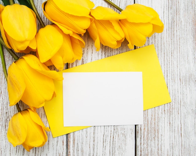 Foto lente tulpen bloemen en kaart