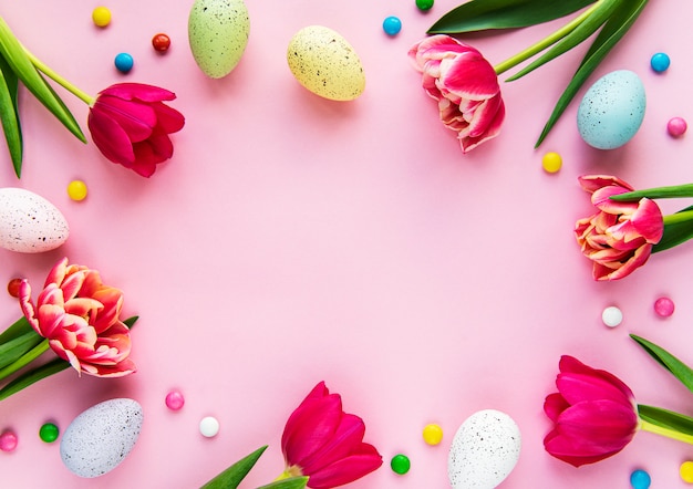 Lente tulpen en paaseieren