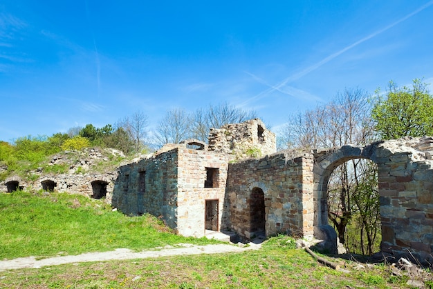 Lente uitzicht op Terebovlia kasteelruïnes (Ternopil Oblast, Oekraïne). Gebouwd in 1366.