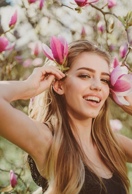 Lente vrouw met bloemen gelukkige lente vakantie bloeiend mooi meisje met roze bloemen schoonheid dag