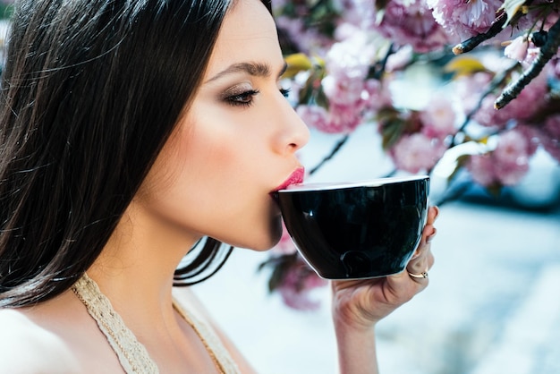 Lente vrouw mode concept ochtend koffie lente concept