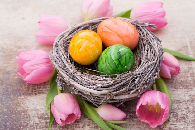 Lente wenskaart Paaseieren in het nest