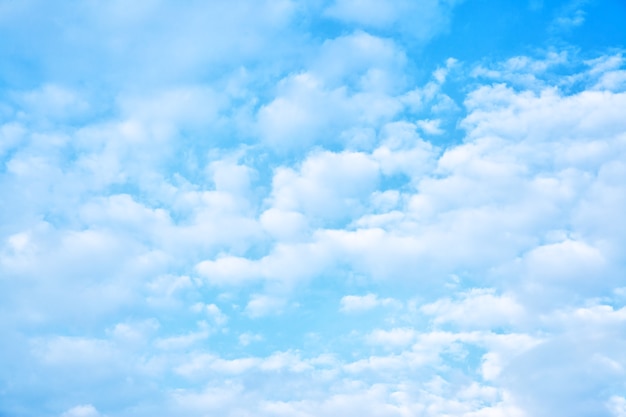 Lente zachte witte wolken in de lucht, kunnen als achtergrond worden gebruikt