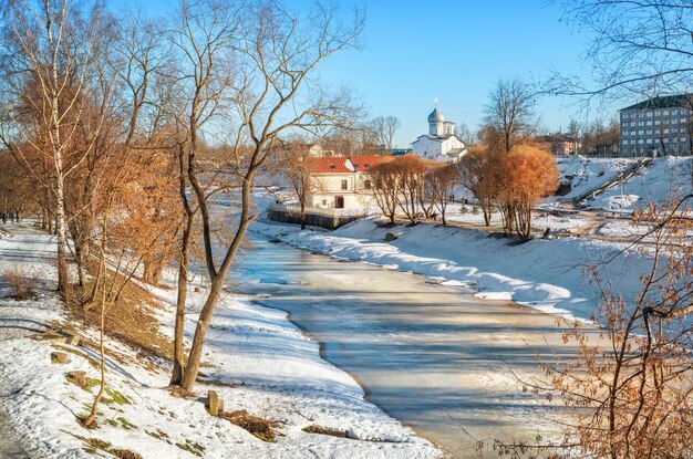 Lente zonnig uitzicht op de rivier de Pskova in de stad Pskov en de kerk van Peter