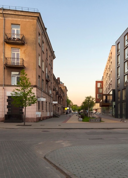 Foto lenteavond op de geplaveide straat van klaipeda, litouwen