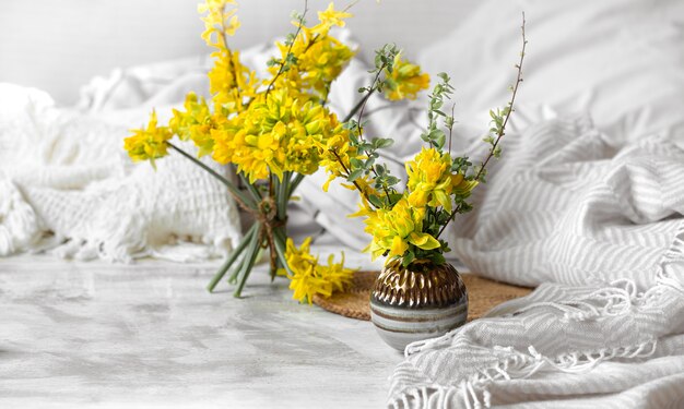 Lentebloemen en bloeit in een gezellige huiselijke sfeer. Het concept van lente en vakantie.