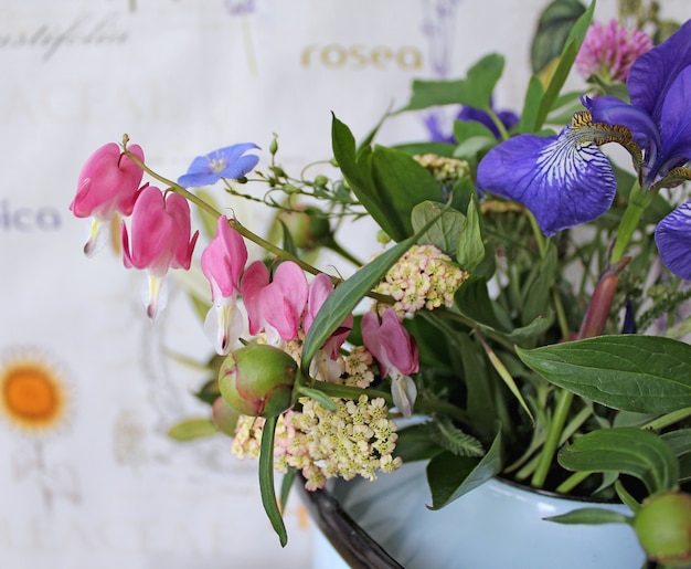 Lentebloemen in een theepot