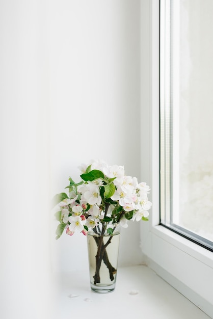 Lentebloemen in een vaas op de vensterbank