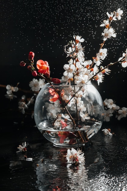 lentebloemen in een vaas op een donkere achtergrondring