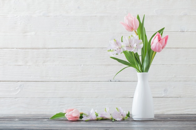 Lentebloemen in witte vaas