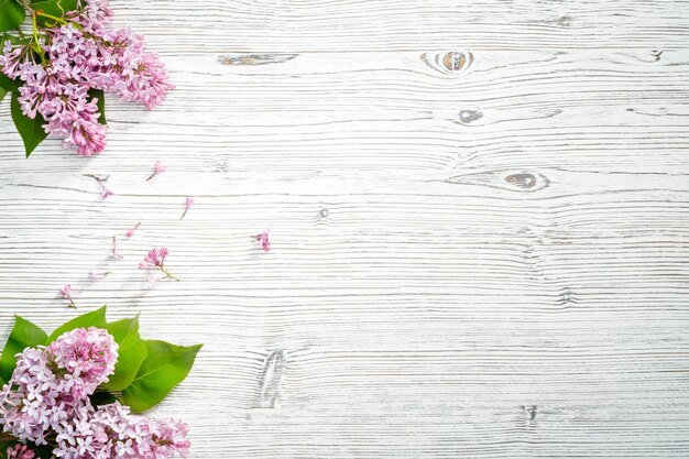Lentebloemen Lila bloemen op witte houten achtergrond Bovenaanzicht plat lag kopie spase