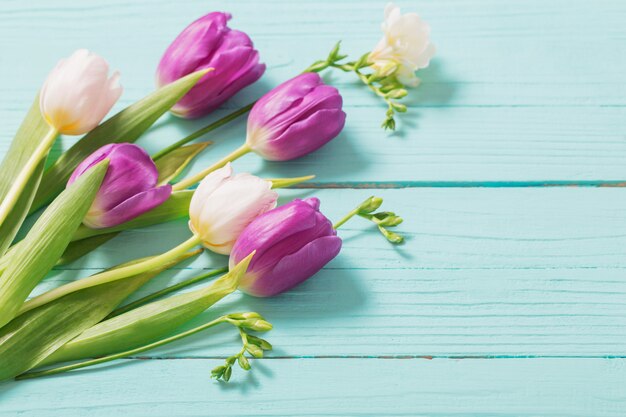 Lentebloemen op blauwe mint houten achtergrond