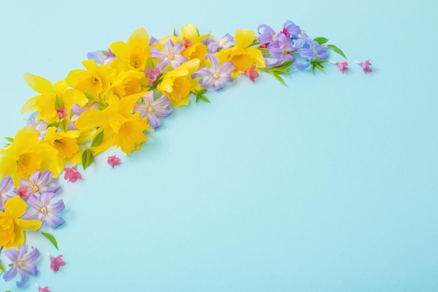 Lentebloemen op blauwe papieren achtergrond