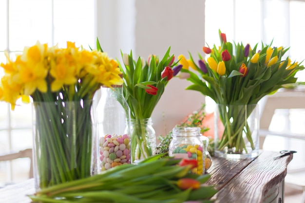 Lentebloemen op een houten tafel