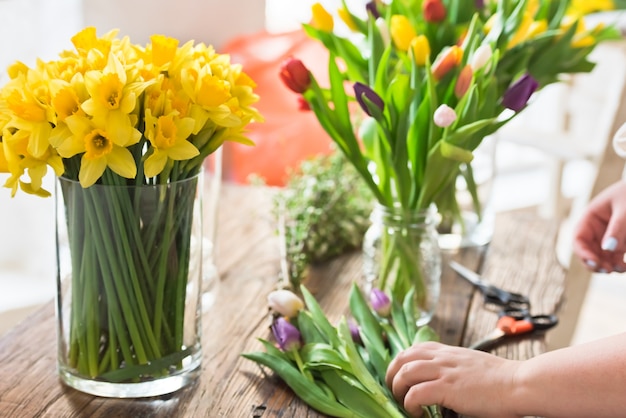 Lentebloemen op een houten tafel