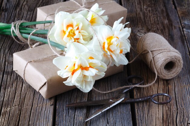 Lentebloemen op een oud hout