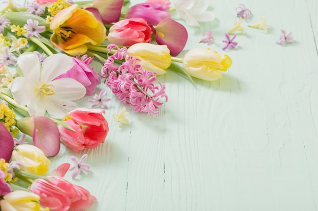 Lentebloemen op groene houten oppervlak