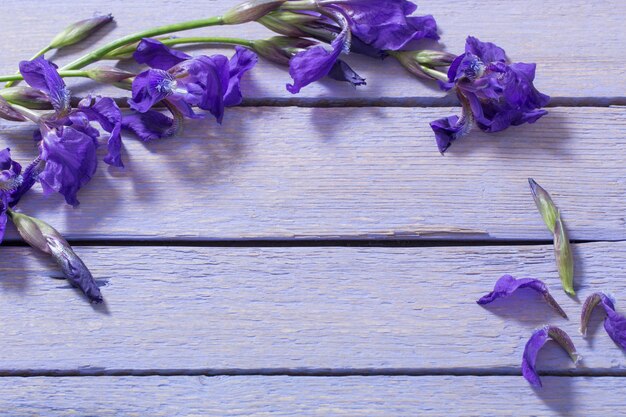 Lentebloemen op houten tafel