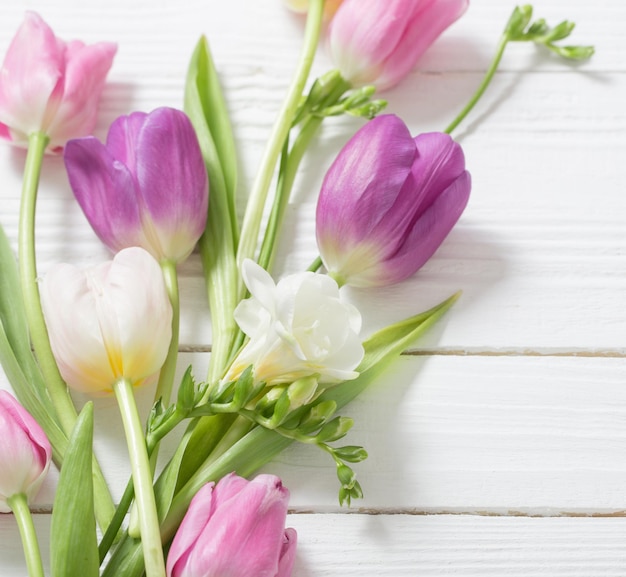 Lentebloemen op witte houten achtergrond