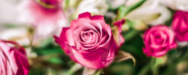 Lenteboeket met bloeiende bloemen als vakantie- of huwelijkscadeau