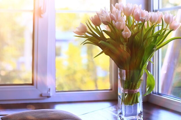 lenteboeket tulpen in het interieur tederheid moederdag