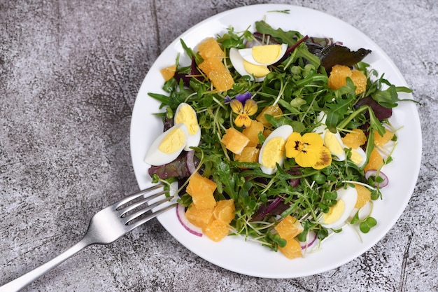 Lentefruit citrus- en groentesalade van een mix van slablaadjes en spruitjes