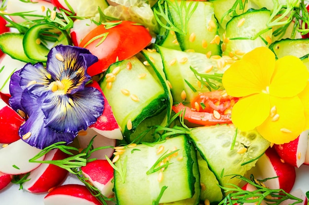 Lentegroentesalade met bloemen, voedselachtergrond