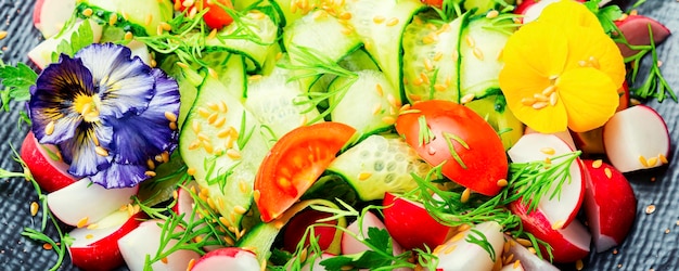 Lentegroentesalade met eetbare bloemen, lange banner