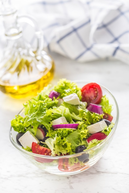 Lentegroentesalade met tomaten-ui-kaas en olijven.