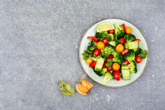 Lentegroentesalade versierd met physalis