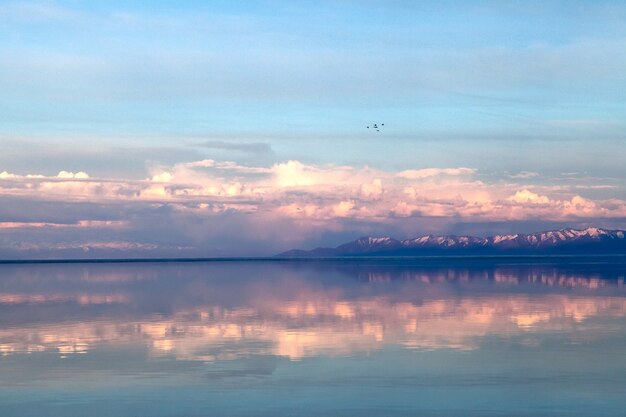 Foto lentelandschap met meer en mooie reflecties, in zachte kleuren, net voor zonsondergang