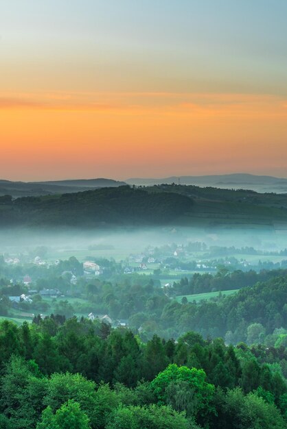 Lentemist over het platteland bij zonsopgang